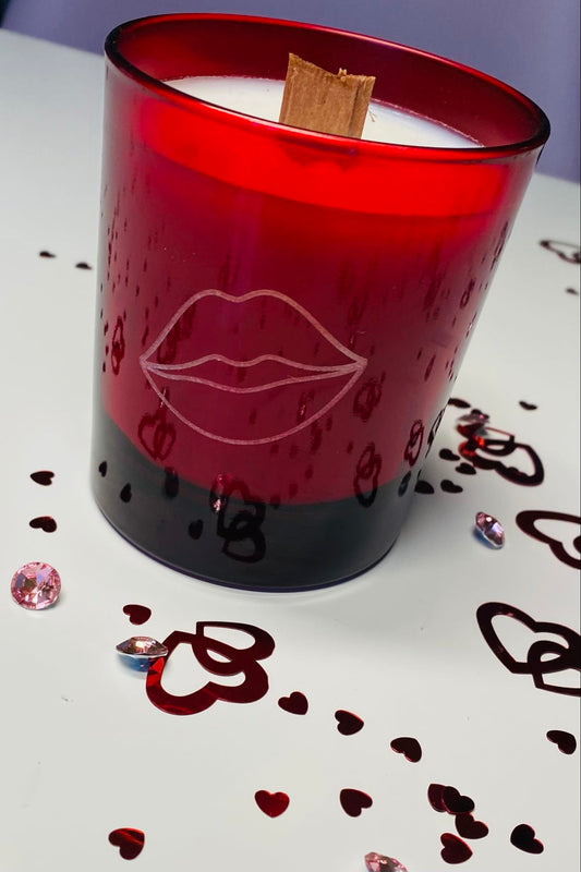 Bougie parfumée dans un pot en verre rouge, orné de lèvres pulpeuses !